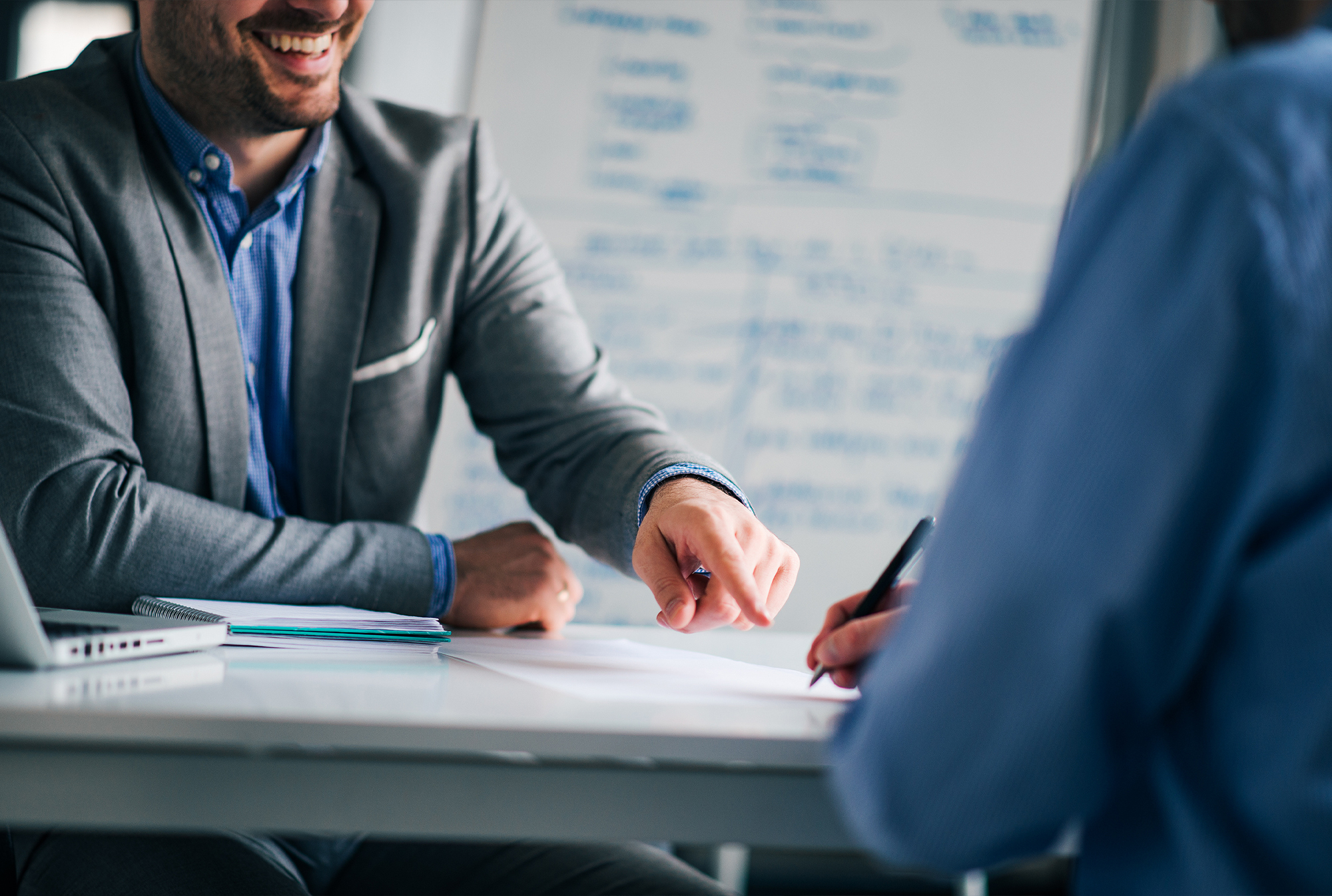 Klient unterschreibt Papiere